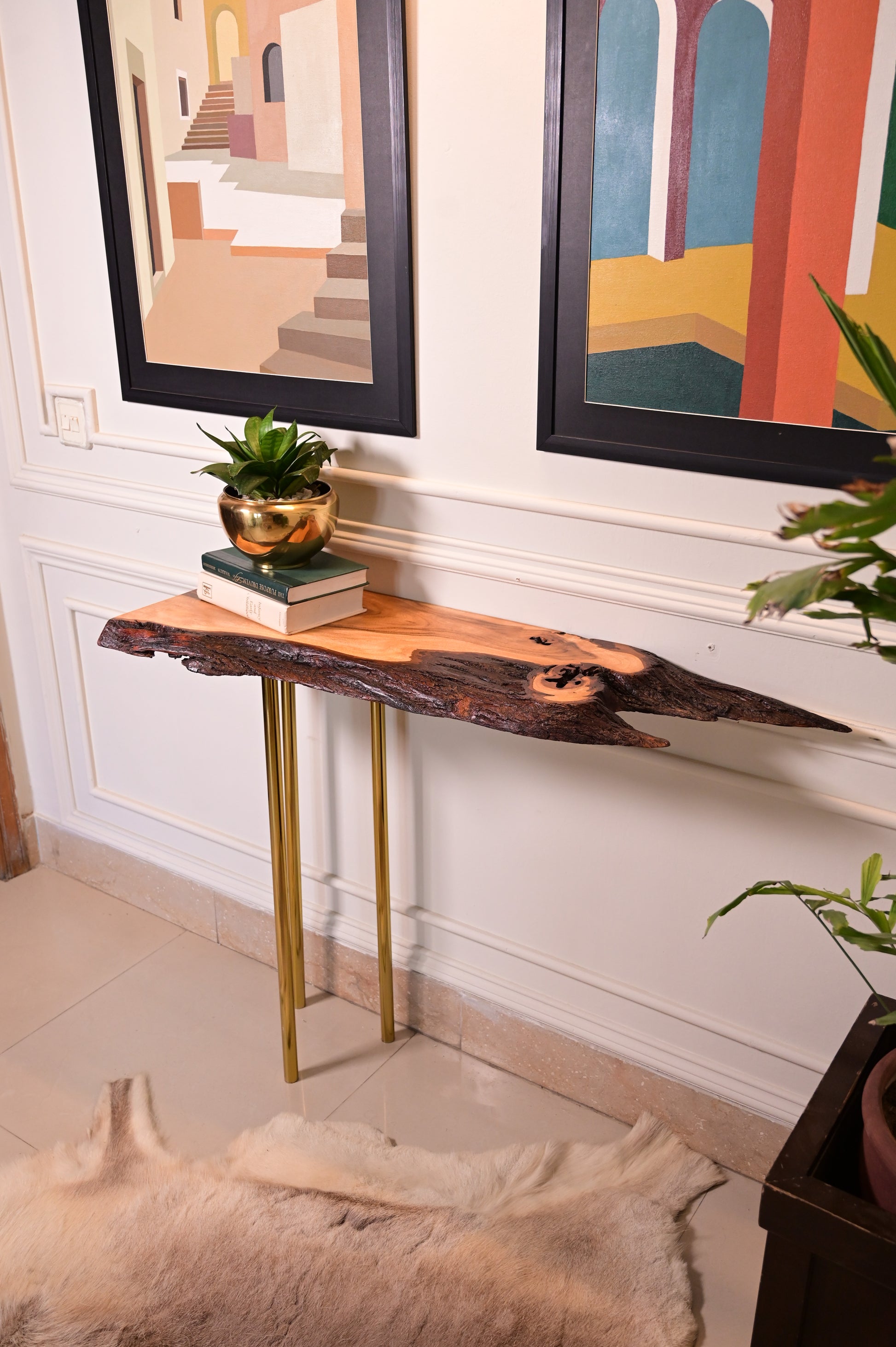 Hanging console in natural finish with 3 golden stainless steel metal legs