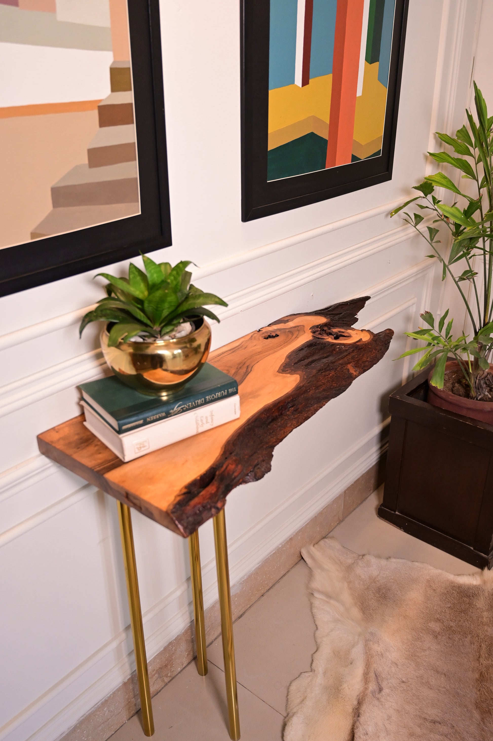 Hanging console in natural finish with 3 golden stainless steel metal legs