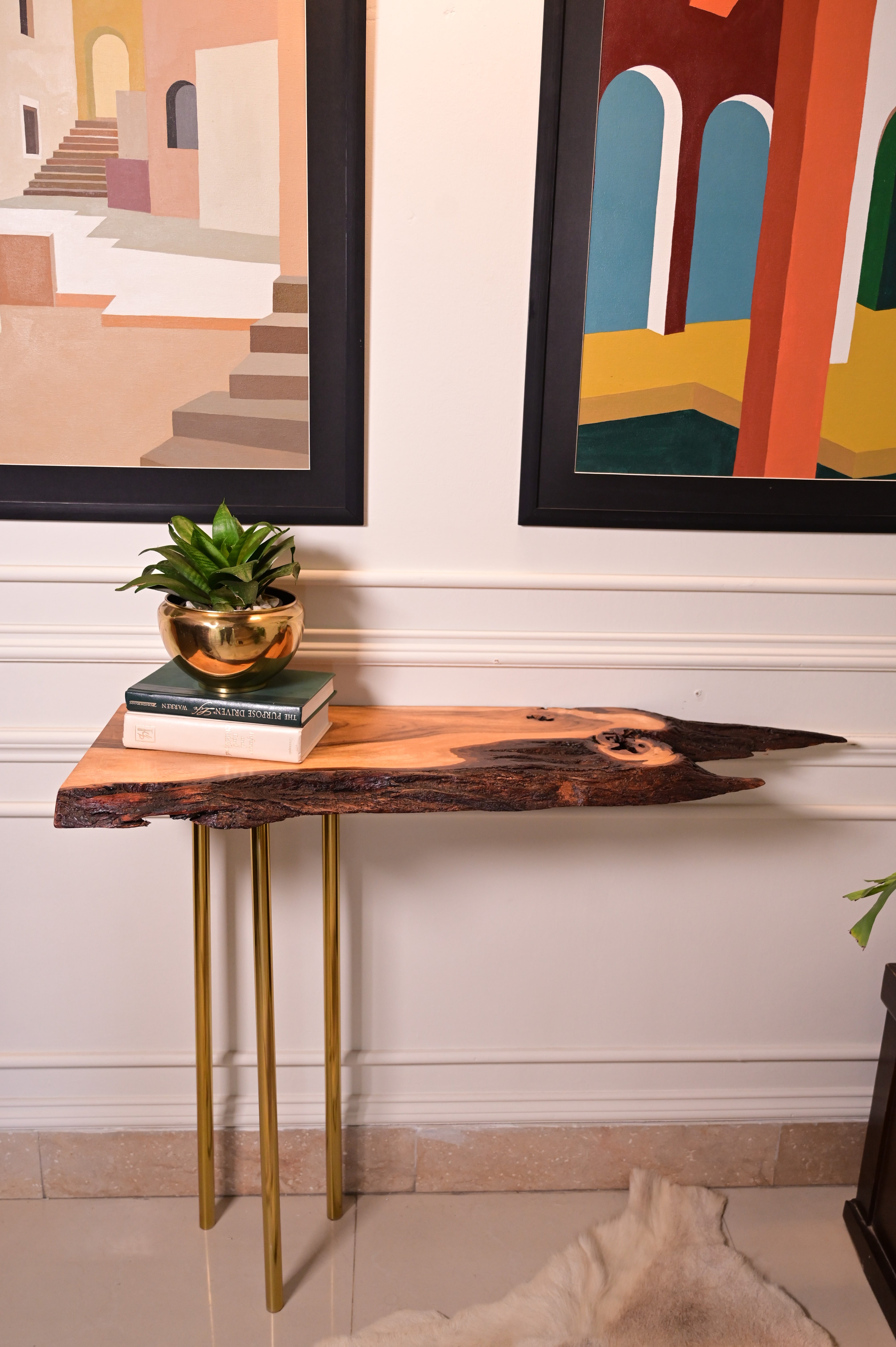 Hanging console in natural finish with 3 golden stainless steel metal legs
