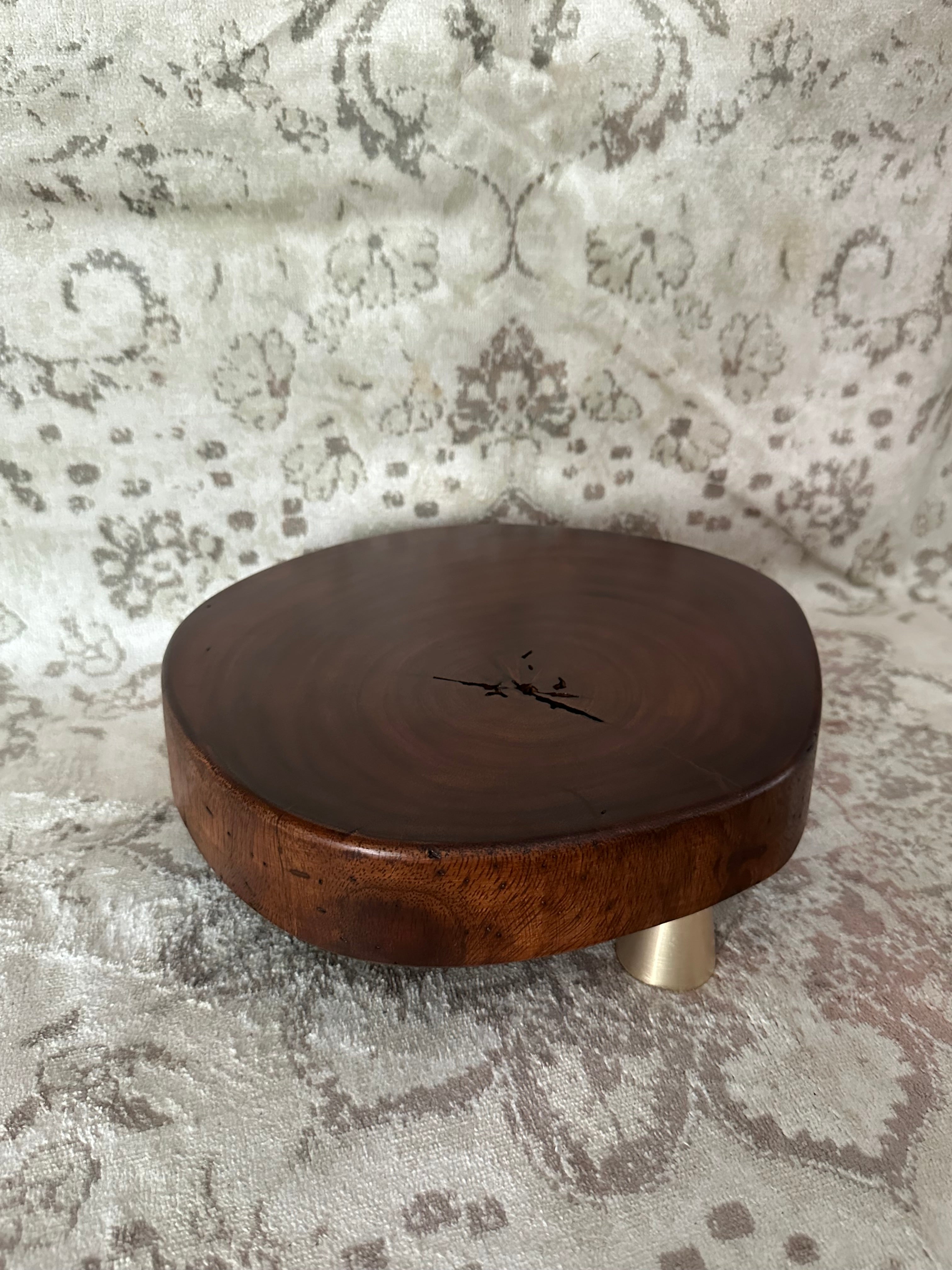 Cake plate with cylinder legs C16