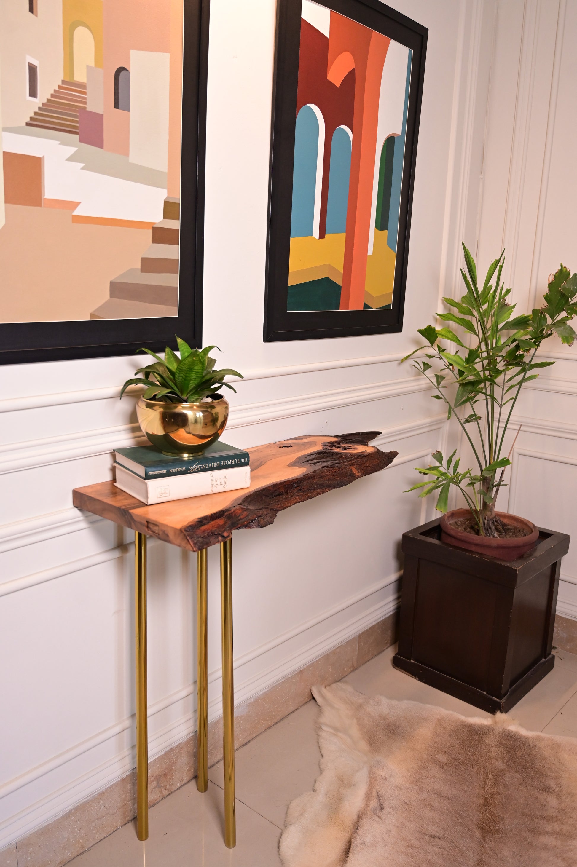 Hanging console in natural finish with 3 golden stainless steel metal legs